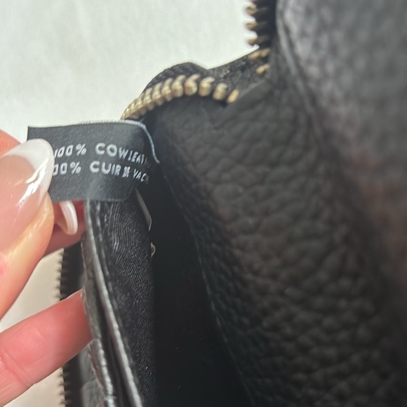 Marc Jacobs genuine pebbled leather zip around wallet w/ removable wrist loop - Picture 7 of 8